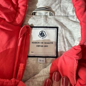 Súper cute snow suit for a 18m baby! Worn once. You’ll love it